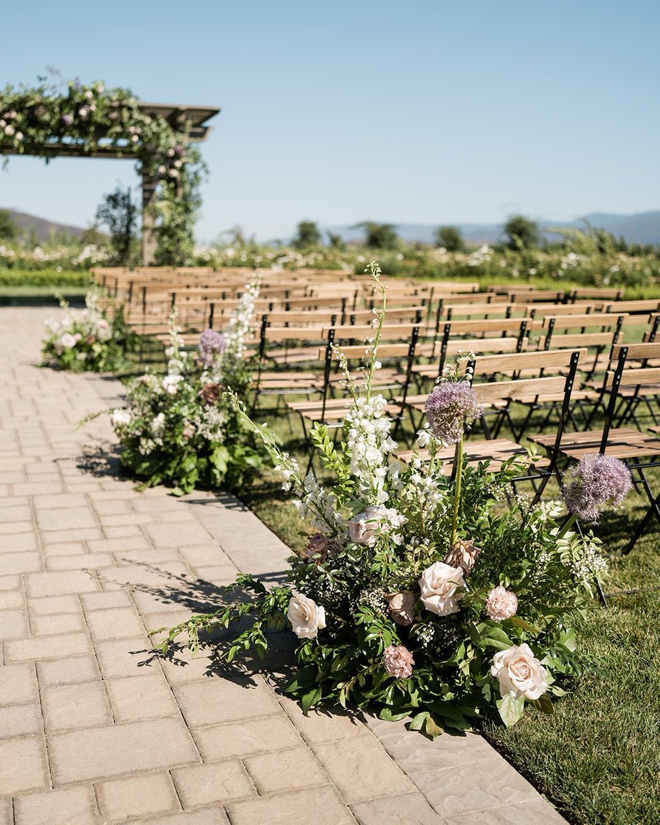 ~reminiscing on summer weddings~

Wedding Planning &amp; Design: @stylishdetails
Photography: @taylorkinziephoto
Floral: @joviafloralco
Rentals: @archiverentals