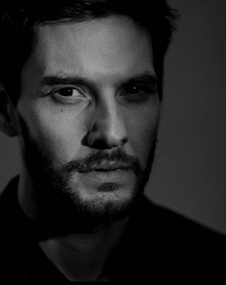 𝑨 𝒔𝒊𝒎𝒑𝒍𝒆 𝒔𝒕𝒂𝒓𝒆,

𝑺𝒐𝒖𝒏𝒅𝒔 𝒔𝒖𝒃𝒎𝒊𝒔𝒔𝒊𝒐𝒏.