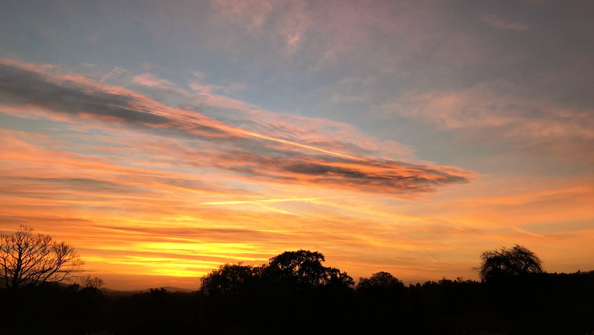 GlenfallH's tweet photo. Cotswold sunsets 😍 Do you prefer countryside or city skylines? (We're biased of course...!)

Ps. Have you booked in for upcoming Christmas events? Still spaces left for your Christmas Party event! 🎄✨

#cotswoldsunsets #cheltenhamsunsets #christmaspartynights #cotswoldevents https://t.co/9jAV6RKWnv