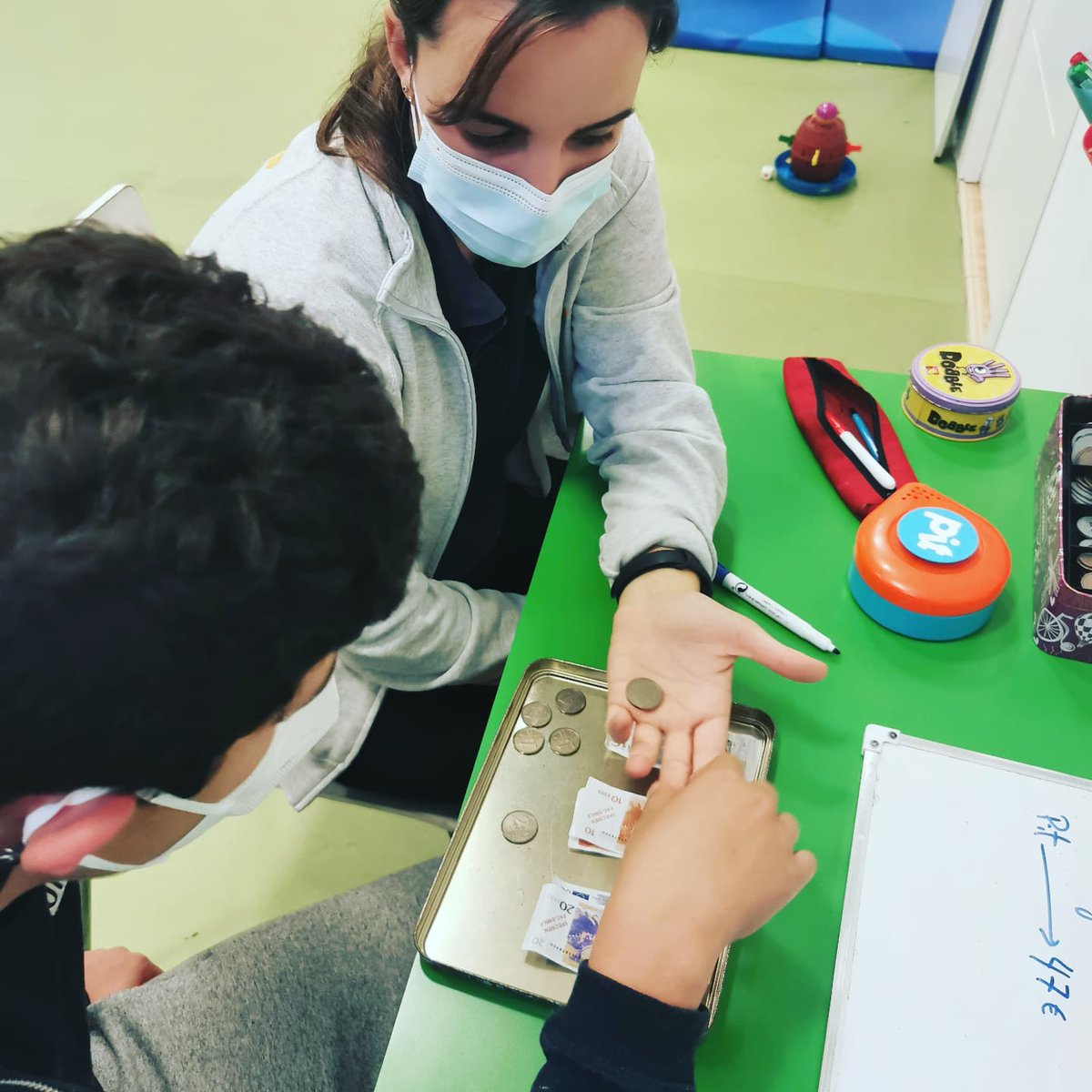 Actividades Instrumentales de la vida diaria. (AOTA, 2020)
Realizar listas de compras, seleccionar, adquirir y transportar los productos deseados, seleccionar el método de pago y completar transacciones de pago, así como gestionar compras online
#terapiaocupacional #AVD #AIVD