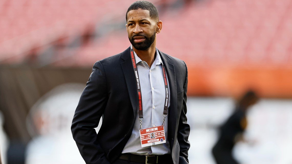 MoreForYou_CLE's tweet photo. Andrew Berry has been going to work on extending talent, here's how the #Browns future looks (extension wise):

- Myles Garrett thru 2026
- Wyatt Teller thru 2025
- Joel Bitonio thru 2025
- Nick Chubb thru 2024
- Kareem Hunt thru 2022

He ain't done yet. https://t.co/PIW6UNpddo
