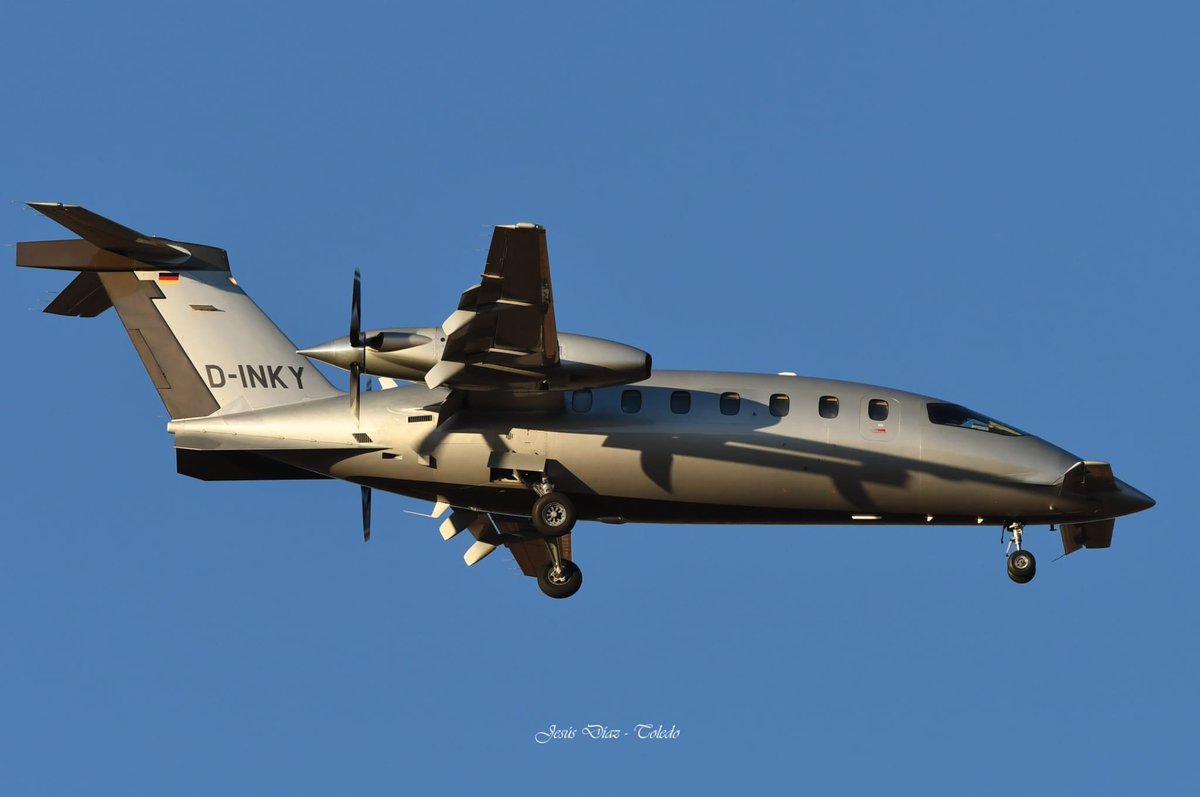 spotterslerl's tweet photo. #BuenasTardes esta tarde se han dejado ver un par de #aviones #ejecutivos por @CRealAirportCQM
🙋♂️Gracias a Jesús @jesusdtt tenemos textimonio gráfico
#Piaggio #P180 #AVANTI (D-INKY)
#Embraer #EMB505 #Phenom300 (CS-PHC)
#avgeek #spotter #aviation #aviationphotography #spotting https://t.co/F7QWBmtESE