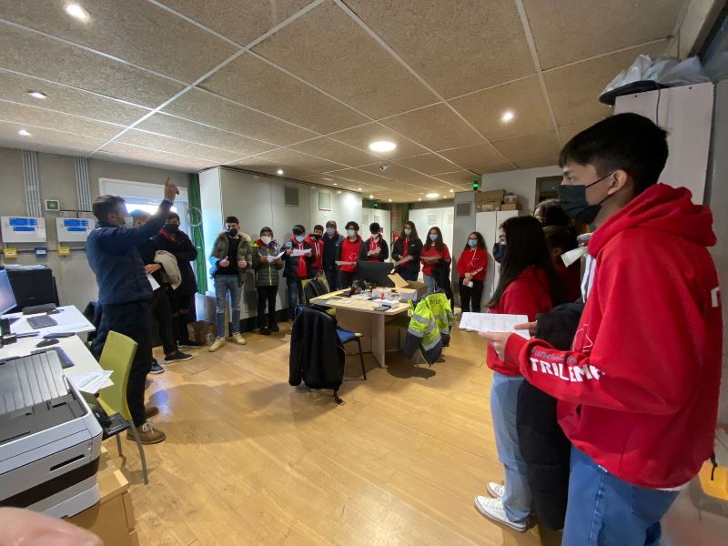 Cuarenta jóvenes del colegio Trilema Soria visitan la central de biomasa de la Red de Calor. desdesoria.es/2021/11/10/cua… @TrilemaSoria