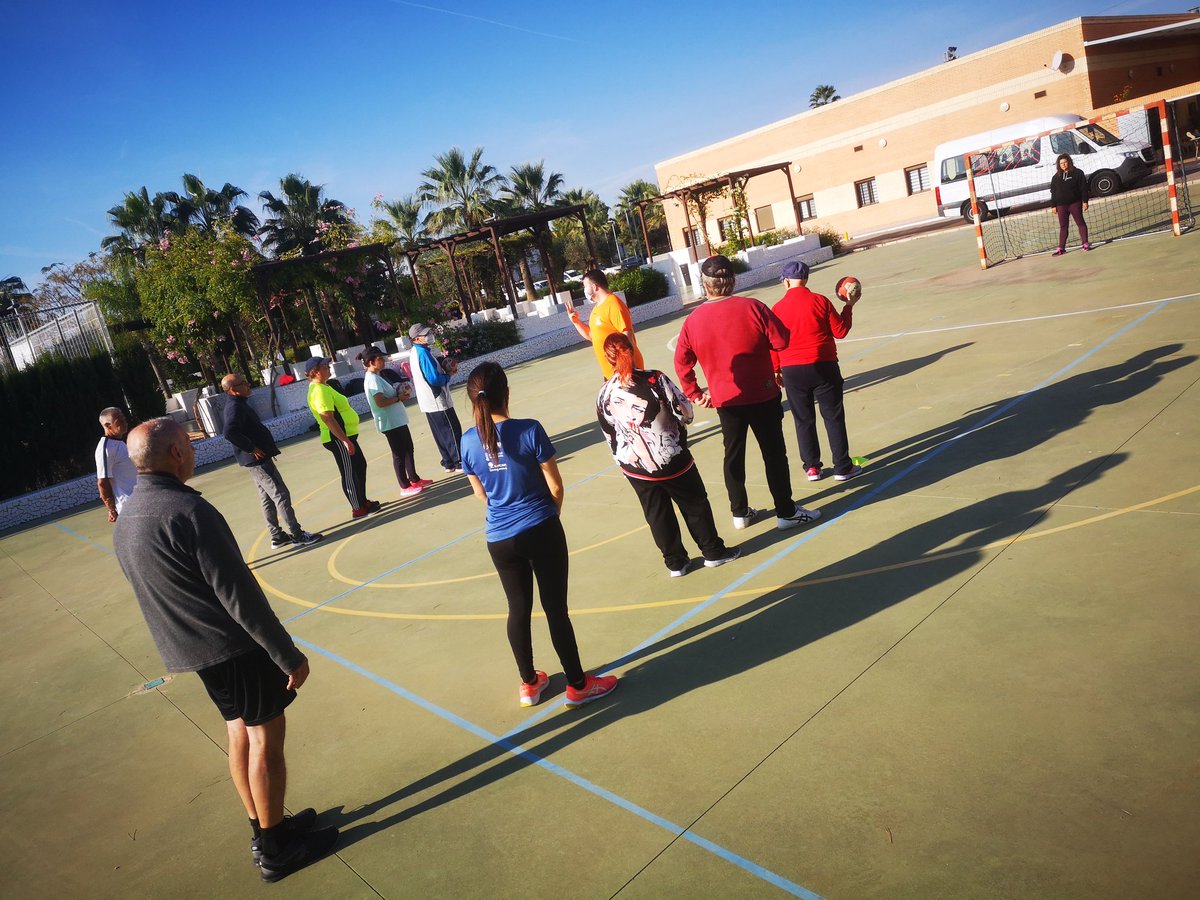 allinhandball's tweet photo. Después de unas primeras sesiones como contacto, estamos muy felices ya que se está creando un grupo estupendo y porque disfrutamos!! #Handbol #BalonmanoInclusivo #EnsConeixem #AllInHandball @Fbmcv @FundacionSASM @Sportsa19 https://t.co/d6KRe8brTI