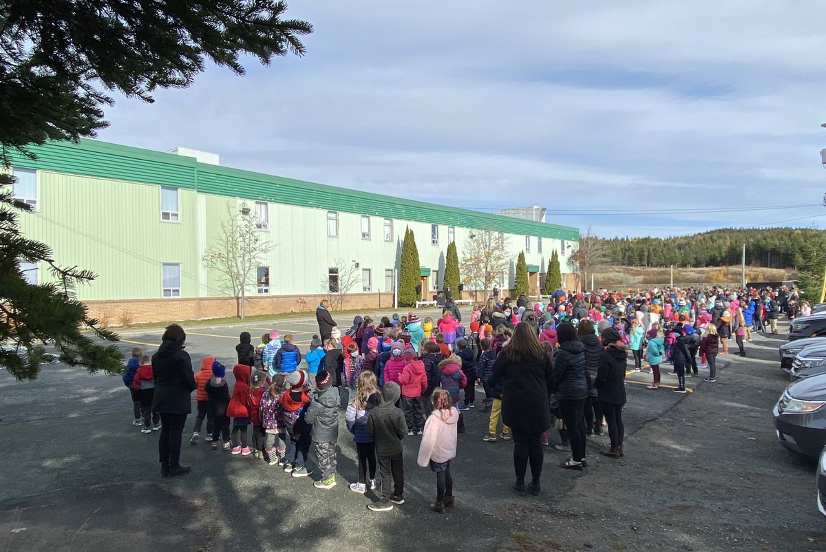 AHE honoured our hero’s with a beautiful outdoor ceremony today at 11am ⁦<a href="/NLESDCA/">NLESD</a>⁩ ⁦@AllHallowsE⁩