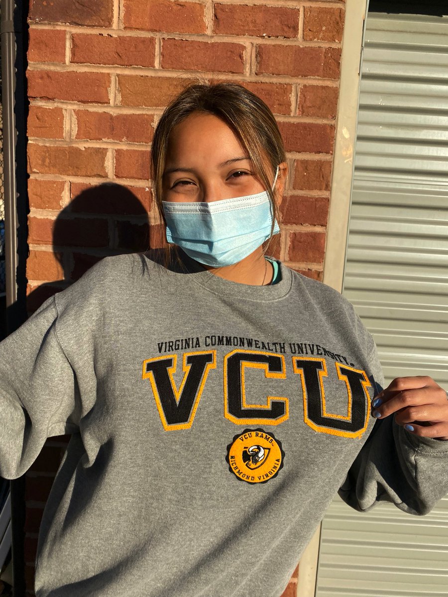 VolpeSophia2's tweet photo. To sophomore Alyssa Cadua, school spirit is all about repping black and gold. “My closet is slowly being overtaken by VCU apparel. It’s so easy to slip on before class and to wear around campus.” #MASC336 #TwitterScavengerHunt #BlacknGold https://t.co/0qY4r77BXM
