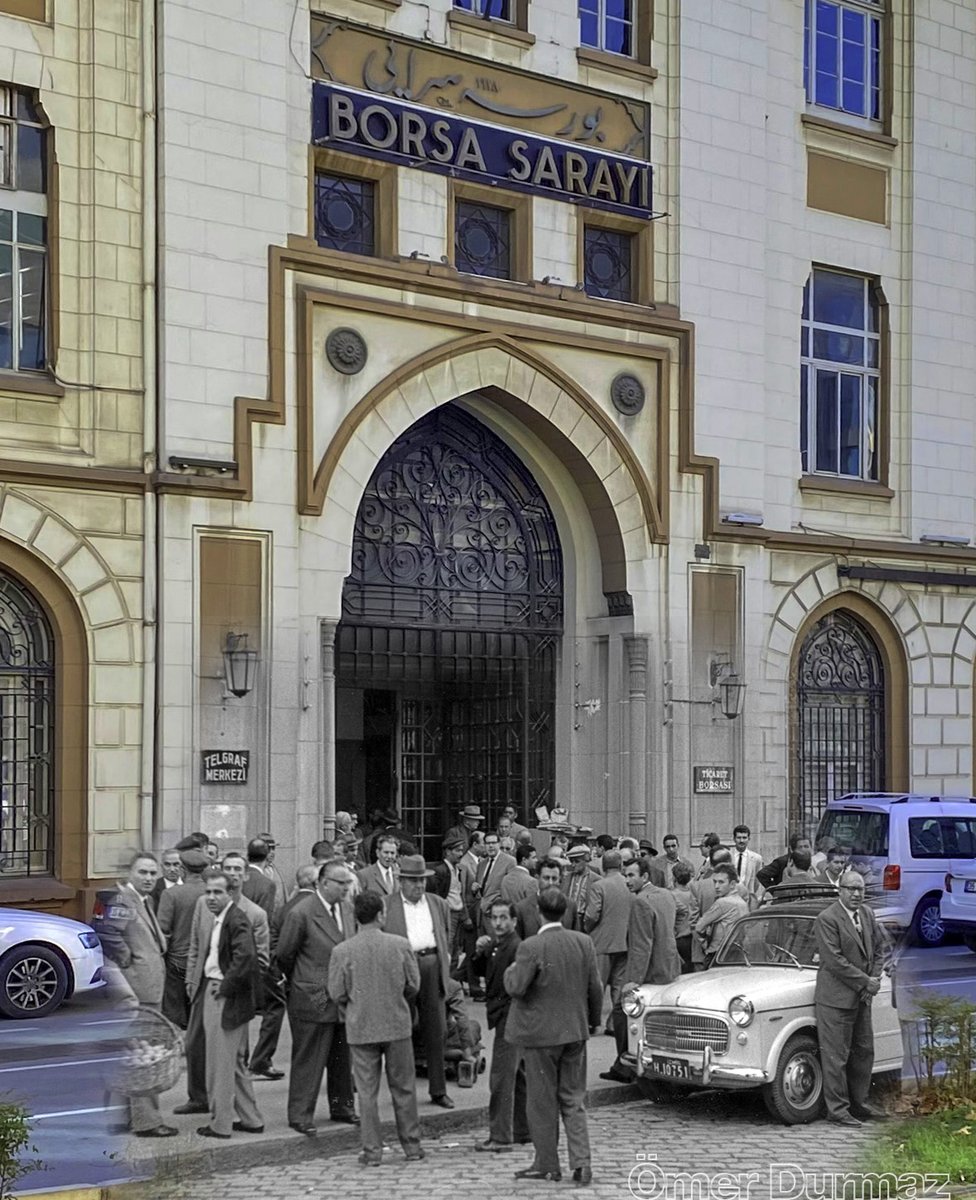omerdurmaz's tweet photo. #İzmirTicaretBorsası'nın eski ve yeni fotoğrafları içi içe; 1960’lar ve bugün çektiğim 10 Kasım 2021’deki hali. Tarihi #BorsaSarayı boşaltıldı, bina deprem hazırlığı için restorasyona giriyor, bittiğinde müze olacağı söylendi.

#rephotography #rephoto #rephotoizmir #beforeafter https://t.co/pogEOotB0y