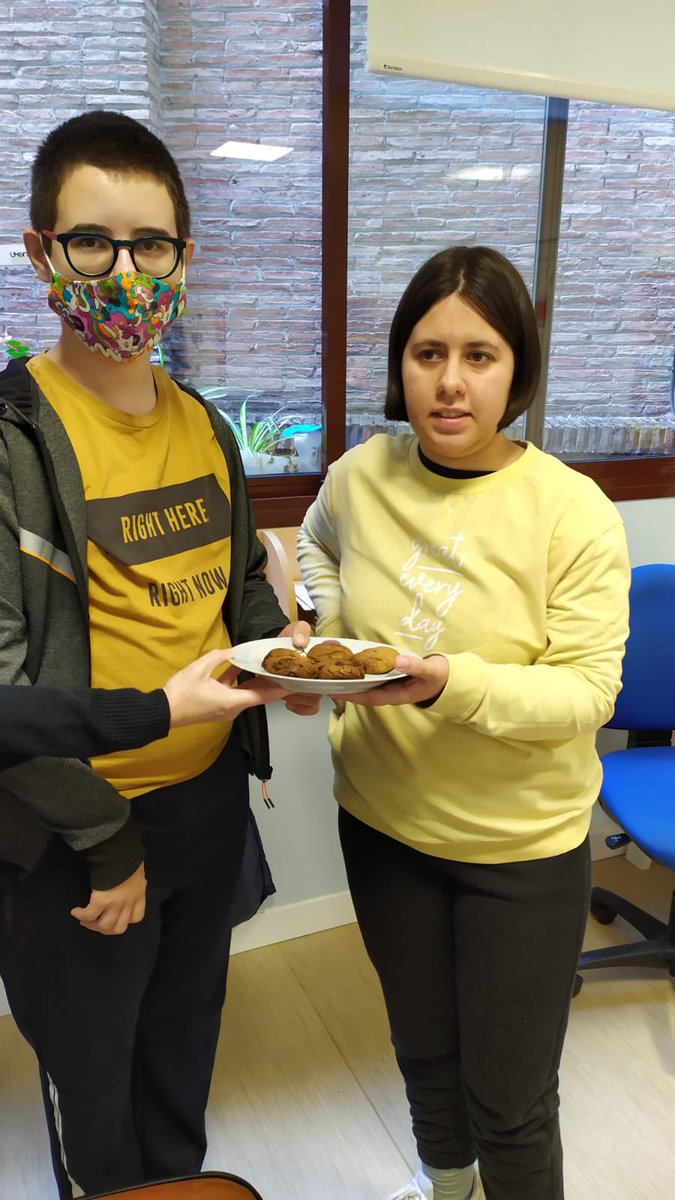 sjdceesanrafael's tweet photo. Desde el taller específico de #PTVAL los alumnos han realizado una rica #receta de #galletas. Paso a paso siguen las instrucciones de la receta a través de #apoyosvisuales lo cual les ayuda a realizar dicha actividad con una mayor #autonomía #EducaciónEspecial #SanRafael https://t.co/6AiWSUDwtV