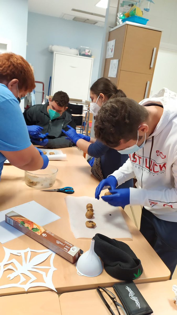 sjdceesanrafael's tweet photo. Desde el taller específico de #PTVAL los alumnos han realizado una rica #receta de #galletas. Paso a paso siguen las instrucciones de la receta a través de #apoyosvisuales lo cual les ayuda a realizar dicha actividad con una mayor #autonomía #EducaciónEspecial #SanRafael https://t.co/6AiWSUDwtV