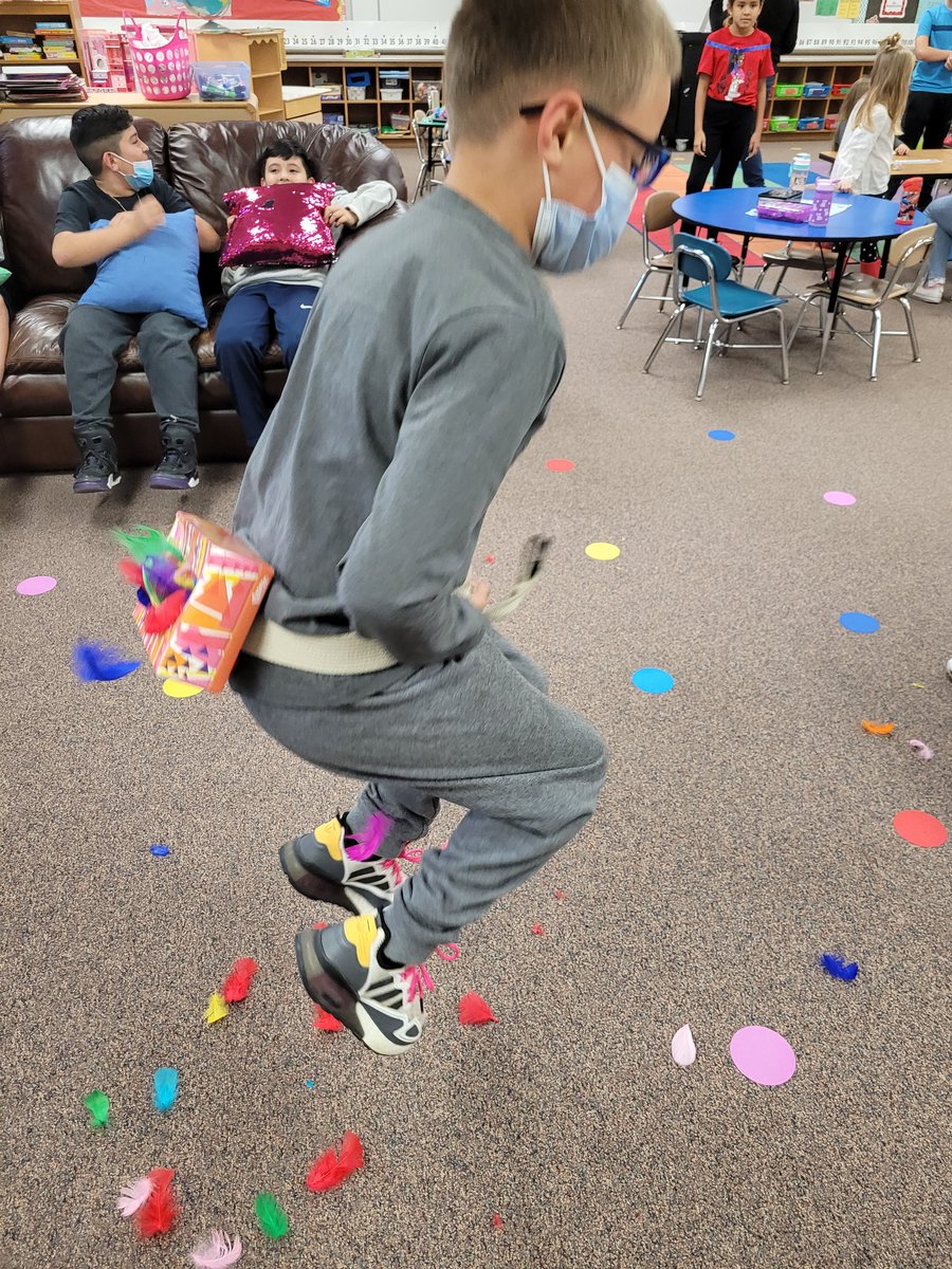 CarrieWeaver80's tweet photo. November families was SUPER fun today! Minute It To Win It, "shake your tail feathers" and "how many candy corns can you stand up in a minute". We also made a "To Go" s'mores baggie! #bctigers #bpsne #tigers4stem https://t.co/keDXk5fheI