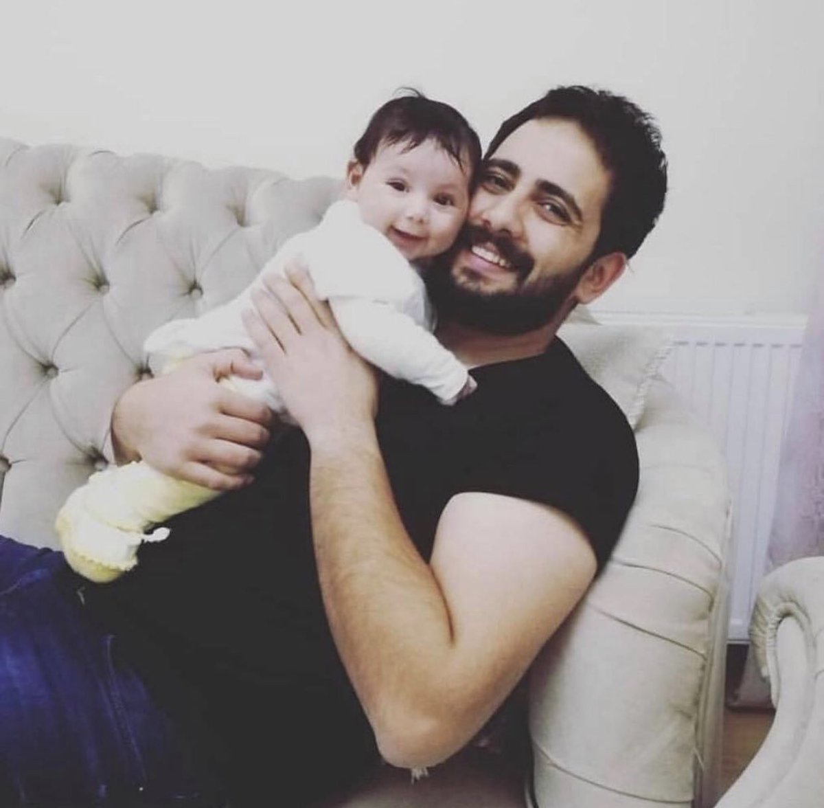 sehitlertepe's tweet photo. Balıkesir'in Edremit ilçesinde görevli narkotik polisi Abdulkadir Güngör, görevi sırasında bir şüpheli tarafından açılan ateş sonucunda şehit olmuştur.

Ruhu şâd, mekânı cennet olsun.. https://t.co/ppqfTptecu