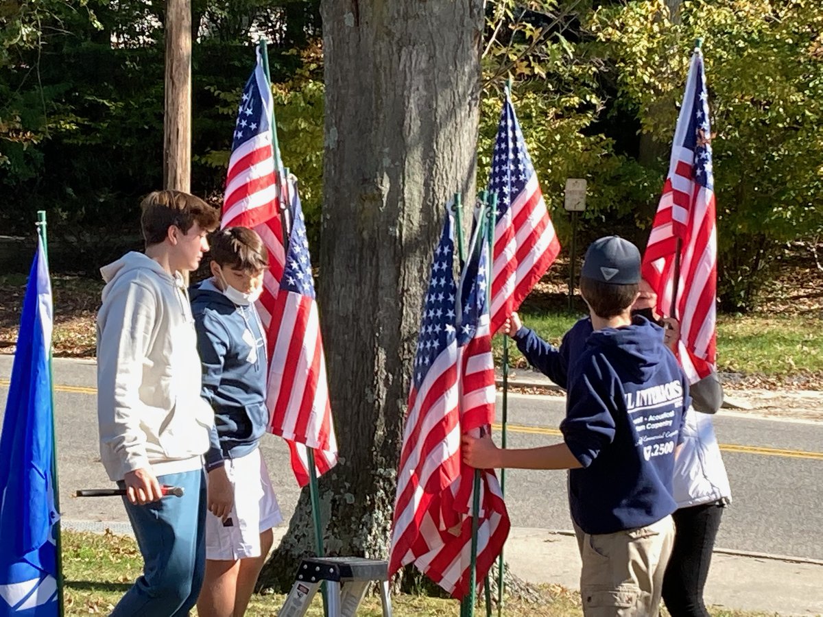 PJroyalmusic's tweet photo. Port Jeff Varsity Club honoring our Veterans with flags around Tribute Rock and some patriotic music! 🎶🇺🇸#PJMSOrch https://t.co/7rPeSmmyeE