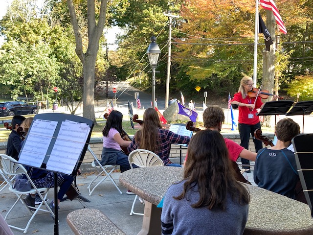 PJroyalmusic's tweet photo. Port Jeff Varsity Club honoring our Veterans with flags around Tribute Rock and some patriotic music! 🎶🇺🇸#PJMSOrch https://t.co/7rPeSmmyeE