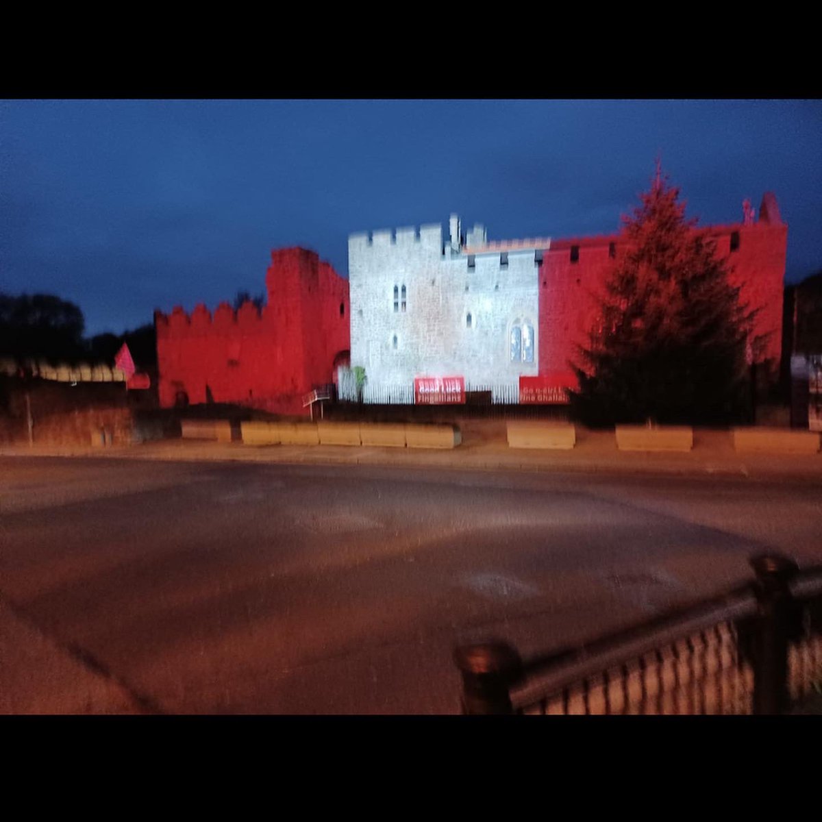 Swords Castle lit up in the Red and White of Fins to support our Hurlers in the County Final on Sunday. Fins Abú 🟥◻️🟥◻️
#fingallians #hurling #swords #rubyspizzaandgrill #swordscastle