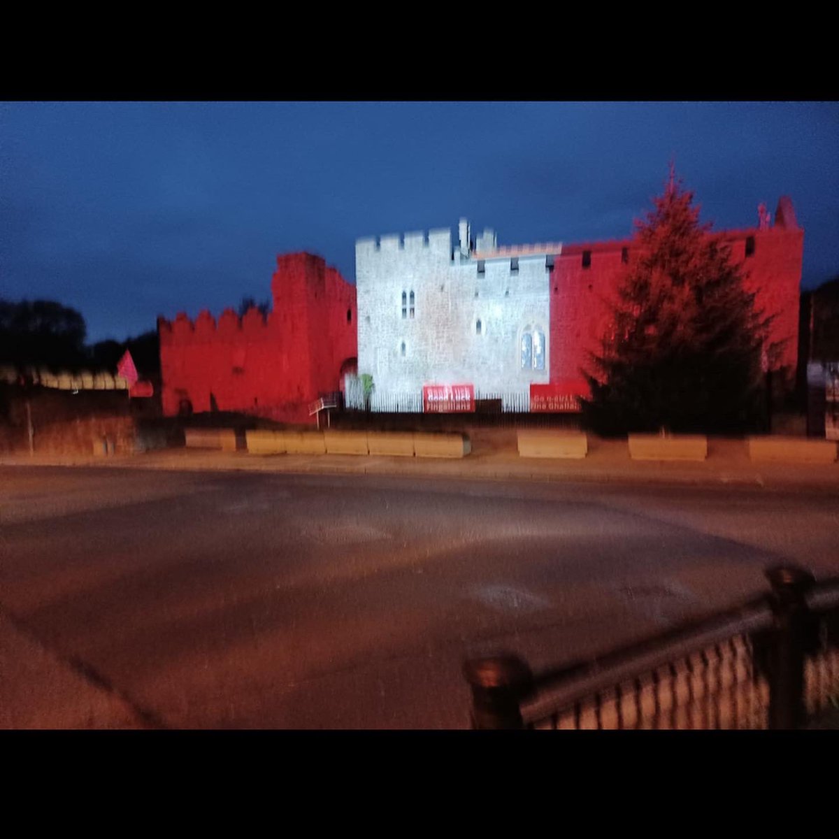 Fingallians's tweet photo. Swords Castle lit up in the Red and White of Fins to support our Hurlers in the County Final on Sunday. Fins Abú 🟥◻️🟥◻️
#fingallians #hurling #swords #rubyspizzaandgrill #swordscastle https://t.co/tTYABPg54f