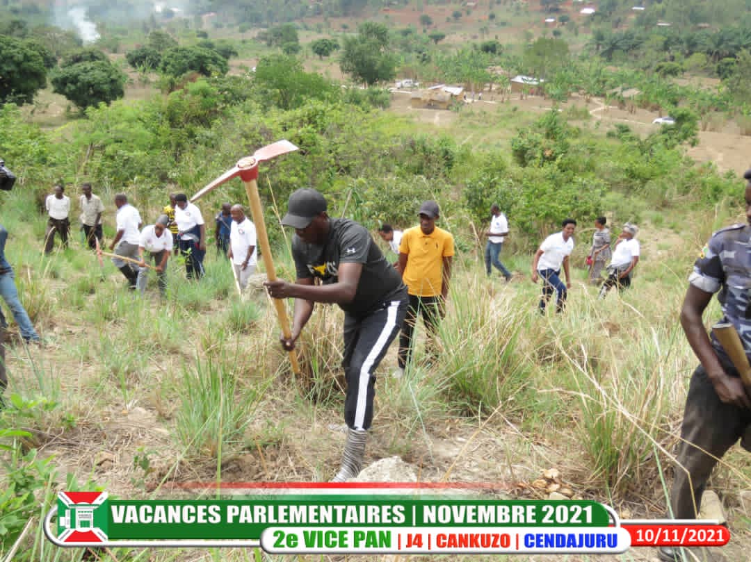nshingamateka's tweet photo. 3/n De sa part, le 2è Vice-Président de l’Assemblée nationale a poursuivi ces #VacancesParlementaires en province #Cankuzo commune #Cendajuru où il s’est joint à la population qui évidait des creux dans lesquels on va planter des arbres sur la colline #Kibande. https://t.co/ehxSY0S9GZ