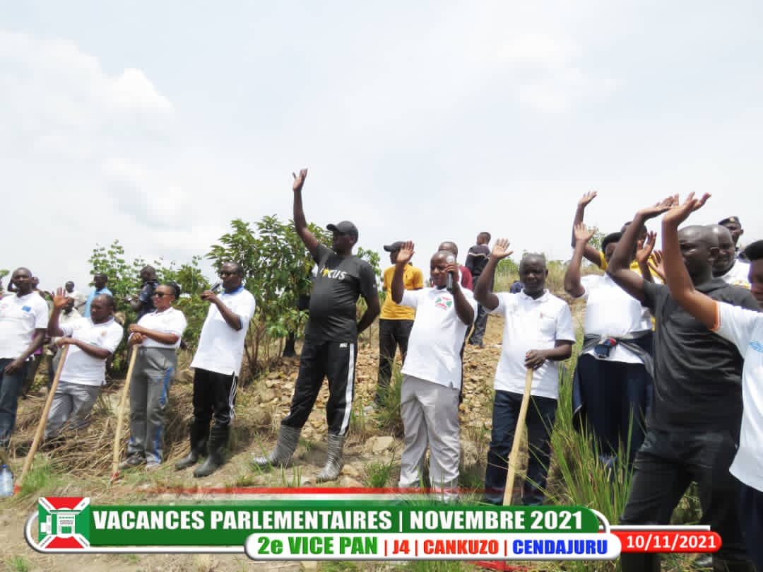 nshingamateka's tweet photo. 3/n De sa part, le 2è Vice-Président de l’Assemblée nationale a poursuivi ces #VacancesParlementaires en province #Cankuzo commune #Cendajuru où il s’est joint à la population qui évidait des creux dans lesquels on va planter des arbres sur la colline #Kibande. https://t.co/ehxSY0S9GZ