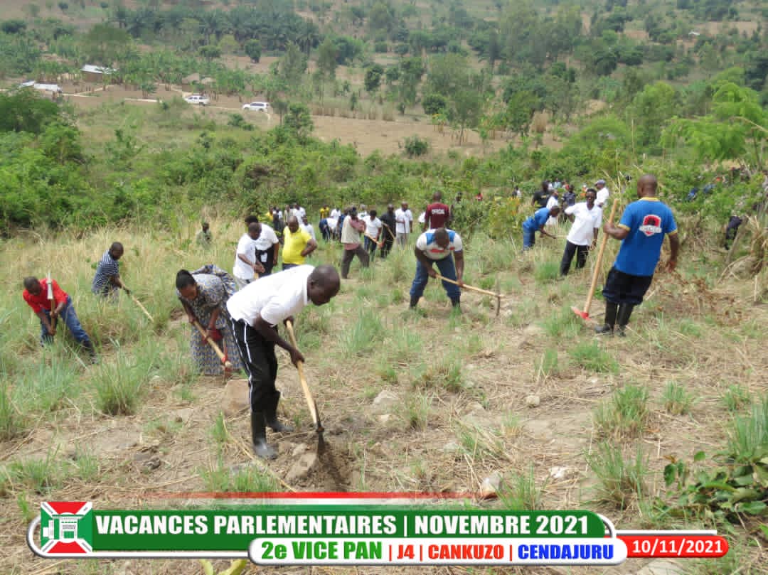 nshingamateka's tweet photo. 3/n De sa part, le 2è Vice-Président de l’Assemblée nationale a poursuivi ces #VacancesParlementaires en province #Cankuzo commune #Cendajuru où il s’est joint à la population qui évidait des creux dans lesquels on va planter des arbres sur la colline #Kibande. https://t.co/ehxSY0S9GZ