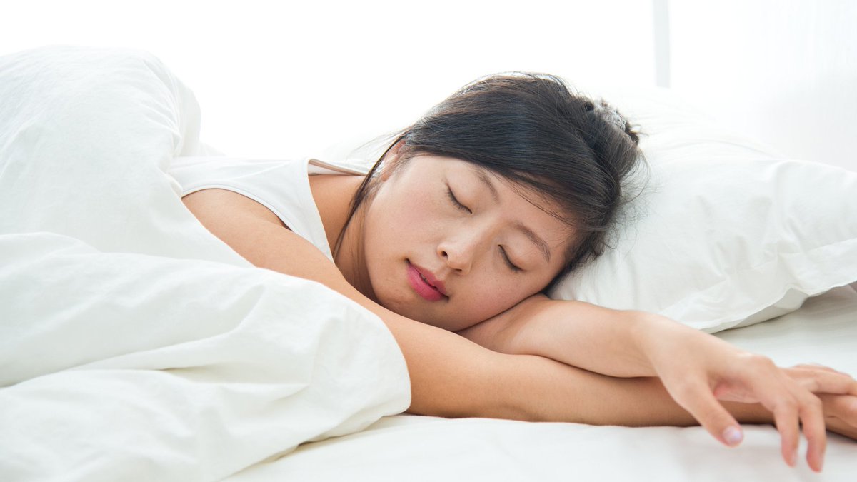 HiHealth's tweet photo. Trouble sleeping? Weighted blankets provide deep pressure stimulation, a feeling that resembles a "firm, but gentle, squeeze or holding sensation and ... triggers these feelings of relaxation and of being calm," said sleep specialist Dr. Raj Dasgupta. Have you tried one? https://t.co/KqZtqzCVPm