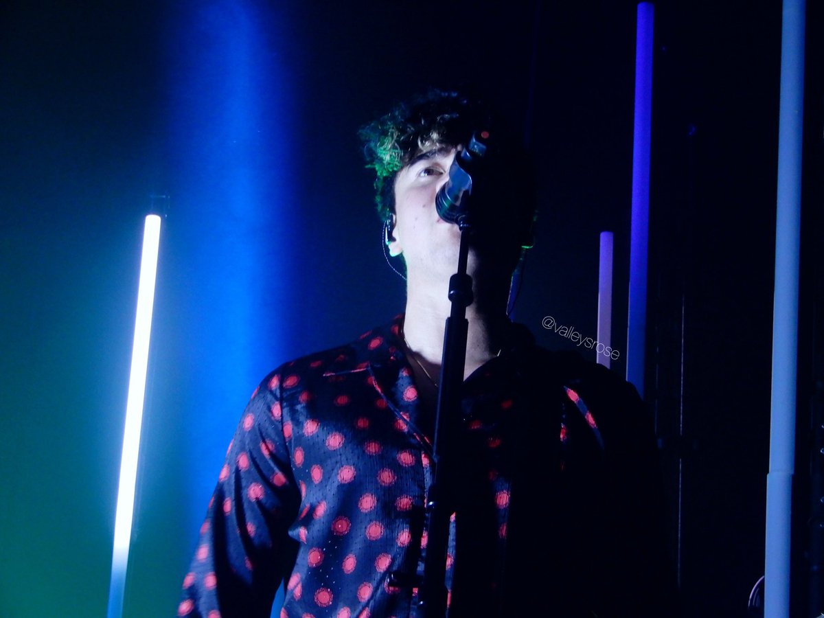 I miss 5SOS live SO much.