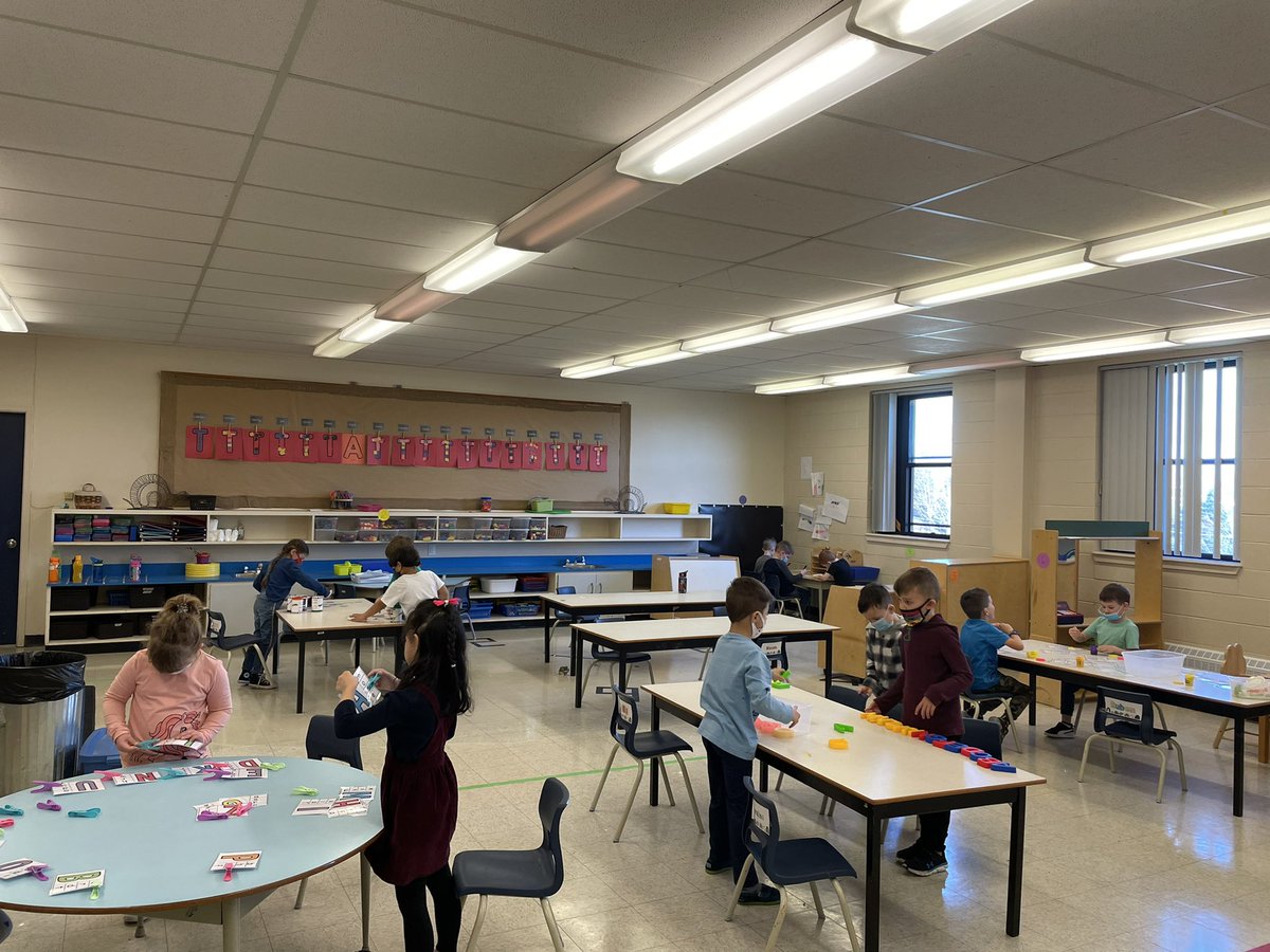 When they’re engaged and having fun in their literacy centres you know there’s some good learning happening🤪🙌🏼 <a href="/mshumbyCHE/">Ms. Humby</a> <a href="/cowanelementary/">Cowan Heights School</a> #Kindergarten