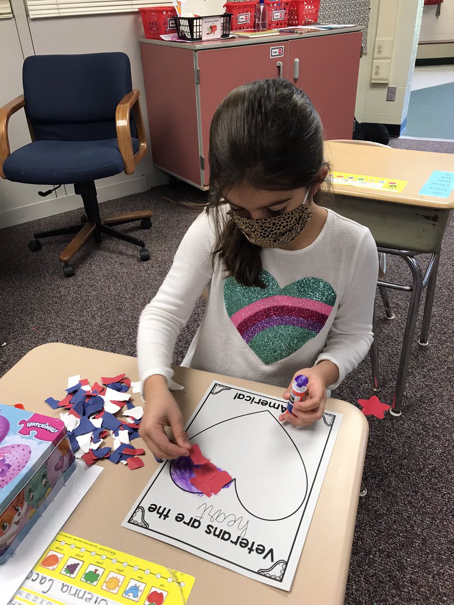 TeacherPieroni's tweet photo. Making a craft to honor our Veterans! ##HHhappy https://t.co/hPn2hMKwIW