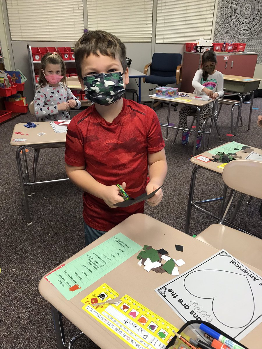 TeacherPieroni's tweet photo. Making a craft to honor our Veterans! ##HHhappy https://t.co/hPn2hMKwIW