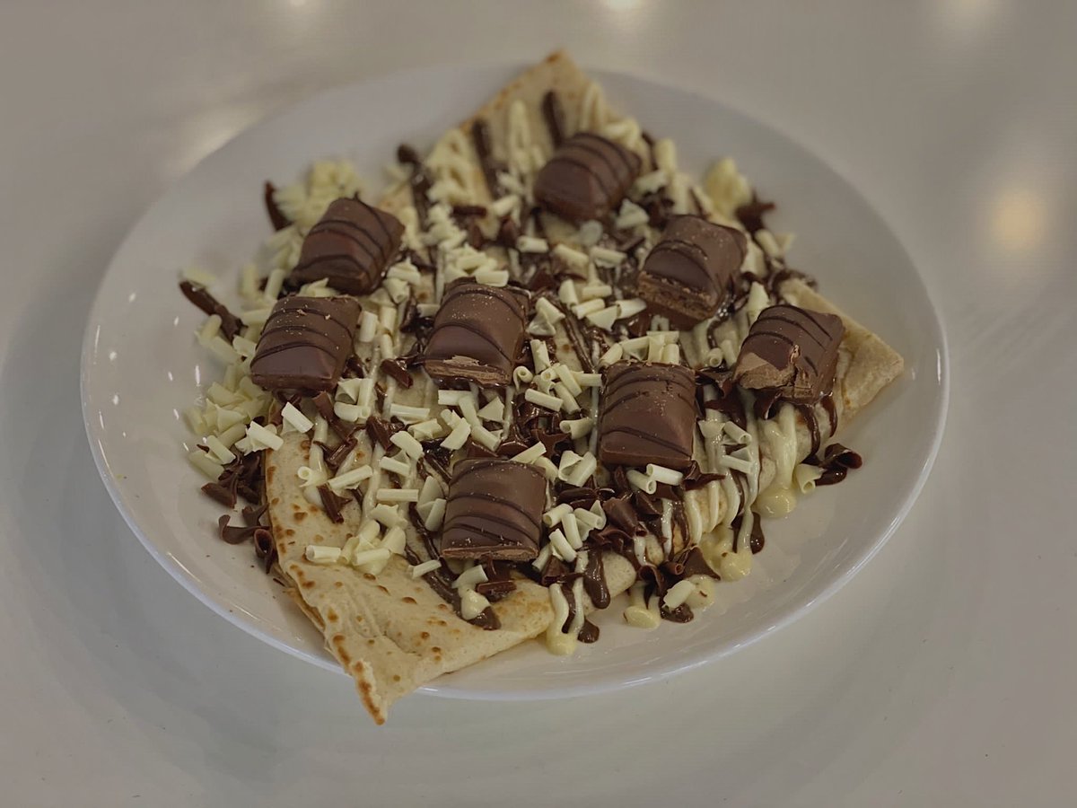 bobaandcouk's tweet photo. ✨ HOLY CREPE ✨

A warm buttery crepe filled with milk chocolate, drizzled with hazelnut and white chocolate sauce and topped with chocolate flakes and kinder bueno bites 😋

All crepes come with a side of ice cream or whipped cream 

Don’t sleep on them 👀 https://t.co/a3WoBQyKn3