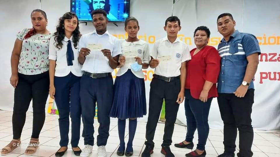 ArdilaQuezada's tweet photo. Un bono bachiller es una bendición para una familia. El gobierno sandinista cumple
#EleccionesSoberanas2021 #FNT #FNTNiUnPasoAtra 
@Anden1979 
@FesitunNic 
@FEPDES https://t.co/uImzDToeh2