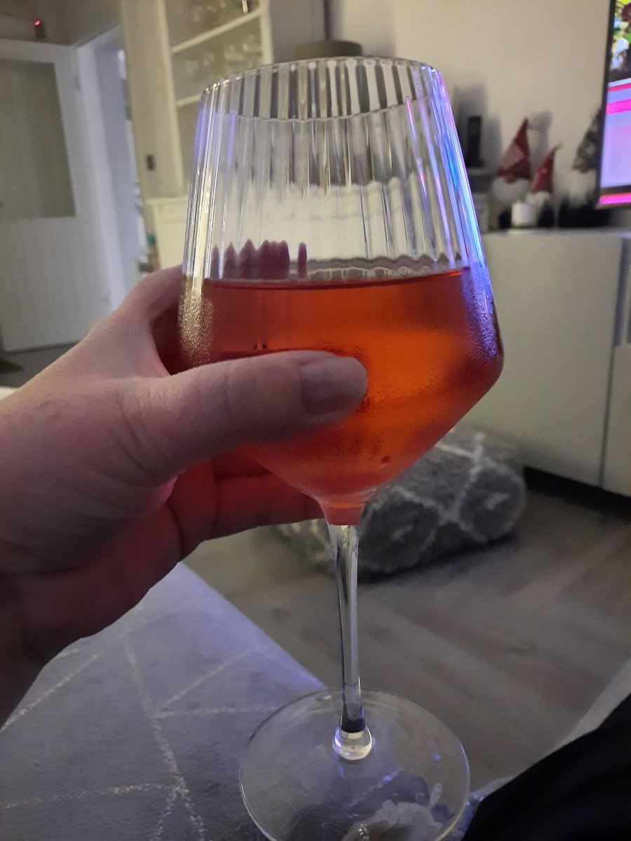 GingergalWales's tweet photo. No words needed #largeglass https://t.co/qT8yam6mya