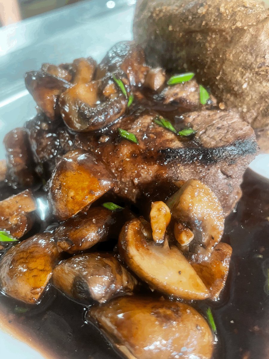 Old School Steak Dinner! 21 day aged beef tenderloin, grilled with sautéed mushrooms &amp; red wine demi. Served with a loaded baked potato &amp; glazed carrots.
Our dinner menu is 15% OFF on Wednesdays when you dine with us! fatolivesrichland.com/items/beef-ten…