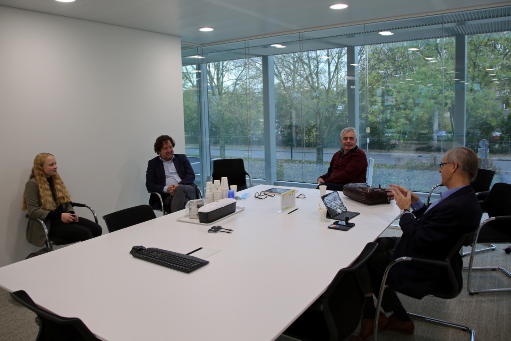 Ninthe, uit 4 mavo van het Kalsbeek College, moest ze zich voor haar profielwerkstuk verdiepen in een beroep dat haar interessant lijkt. Ze liep dagen mee met  <a href="/georgebecht/">George Becht</a>  en kreeg onder andere een rondleiding door de raadszaal en was aanwezig bij de collegevergadering.