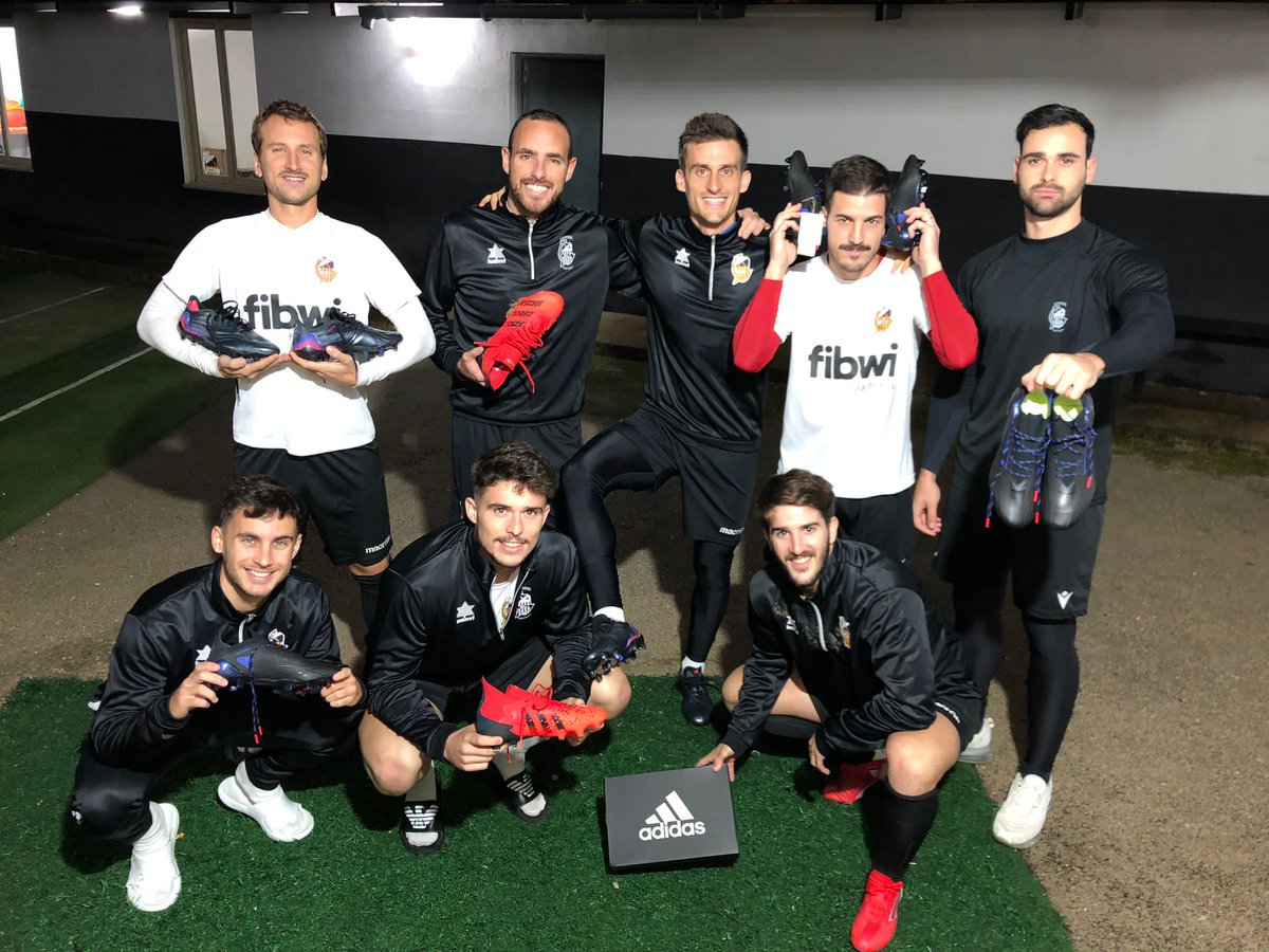 Gracias <a href="/afefutbol/">AFE</a> <a href="/manoloportero/">ManuelRodriguez</a> por estos detallitos otro año más cuidando de nosotros ⚽🎁🔝

Keep working <a href="/CEConstancia/">CE Constància</a> 💪🏻
