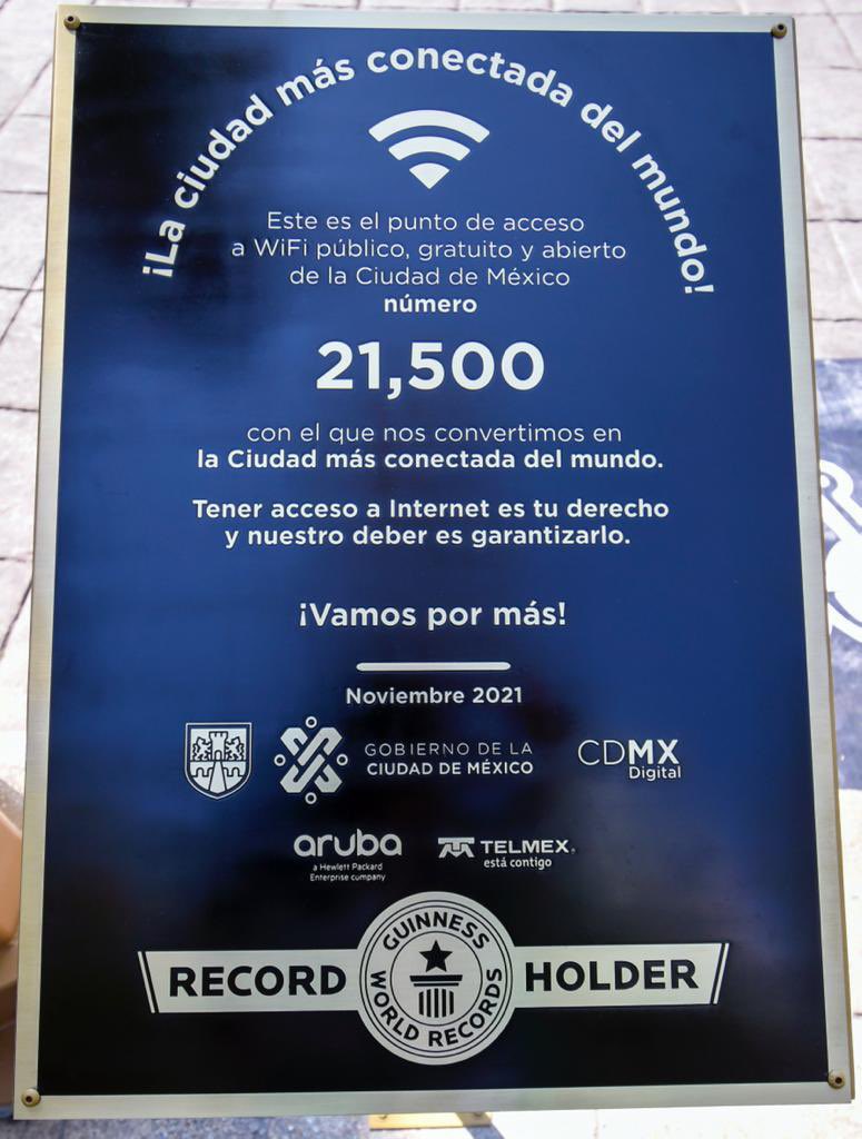 Claudiashein's tweet photo. En la Ciudad de México recibimos el Récord Guinness, @gwr_es, por ser la ciudad con más puntos de WiFi gratuitos en el mundo. Un esfuerzo conjunto del @GobCDMX con @Telmex y @Aruba_LATAM. 
#LaCiudadMásConectada https://t.co/gUg75aZtUF