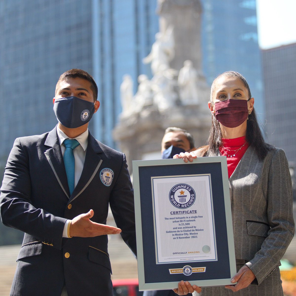 Claudiashein's tweet photo. En la Ciudad de México recibimos el Récord Guinness, @gwr_es, por ser la ciudad con más puntos de WiFi gratuitos en el mundo. Un esfuerzo conjunto del @GobCDMX con @Telmex y @Aruba_LATAM. 
#LaCiudadMásConectada https://t.co/gUg75aZtUF