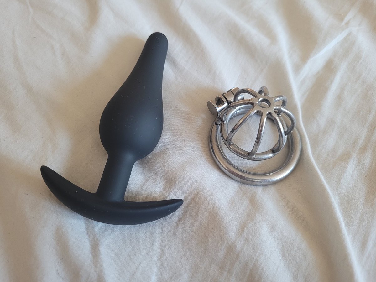 BoringPromoKate's tweet photo. I'm gonna go walk to McDonald's in like an hour.

If this gets 25 retweets then I'll wear a buttplug for the trip. If it gets 50 then I'll go plugged AND locked in chastity. https://t.co/HXN1JhfCGW
