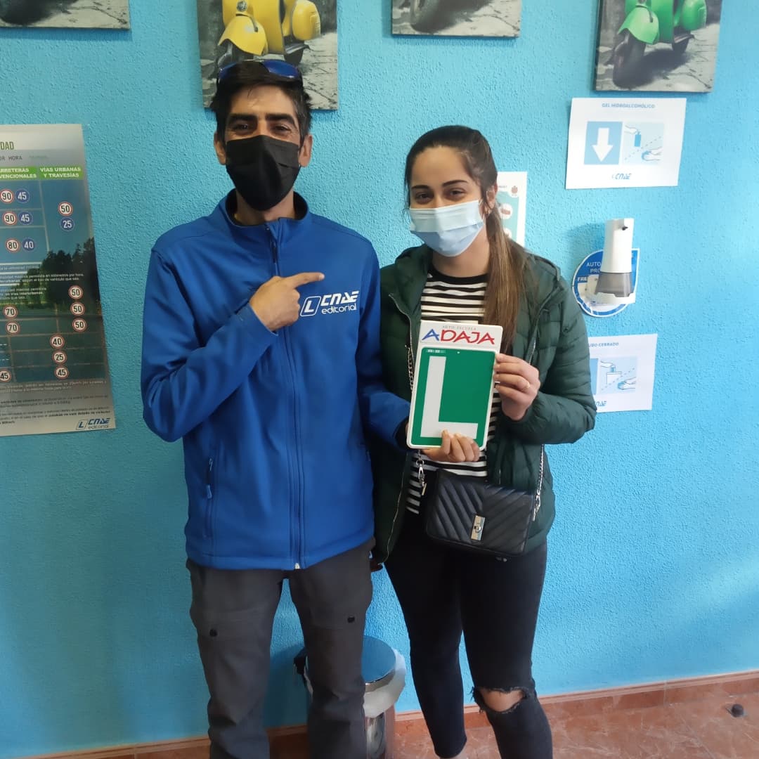 Aunque <a href="/_larisaaa/">Lara Comino</a>.i ha aprobado está mañana nos ha querido traer un detalle para celebrarlo 😁😁.
Gracias por poner tu confianza en nosotros y elegirnos. 
Siempre formarás parte de la familia Adaja.

#AeAdaja #autoescuelaadaja #avila #permisob #coche #examencirculación #Apta