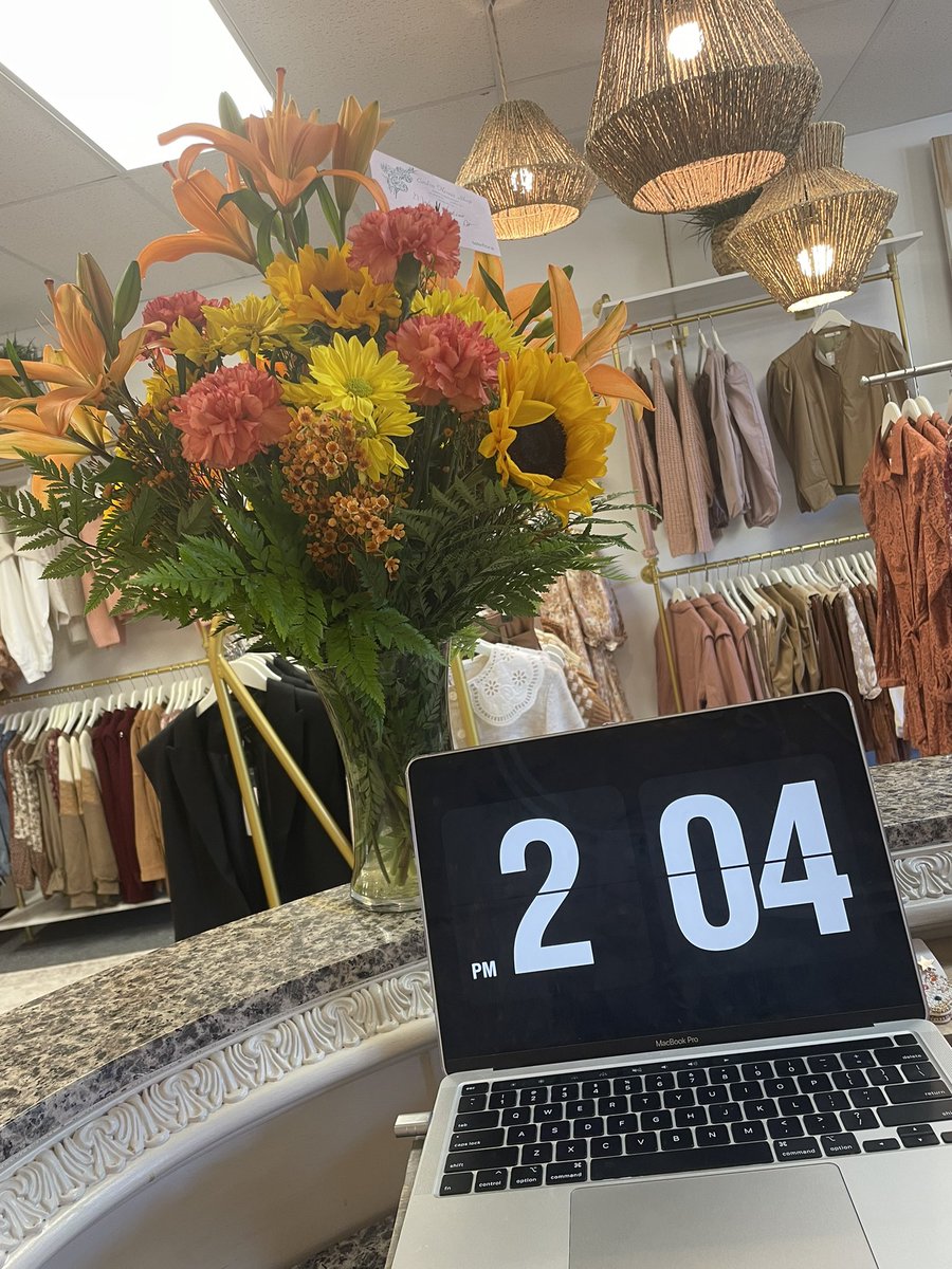 Mal_Aston's tweet image. sitting at work and then flowers from @KYwillnapier show up. talk about the sweetest in the world🤍