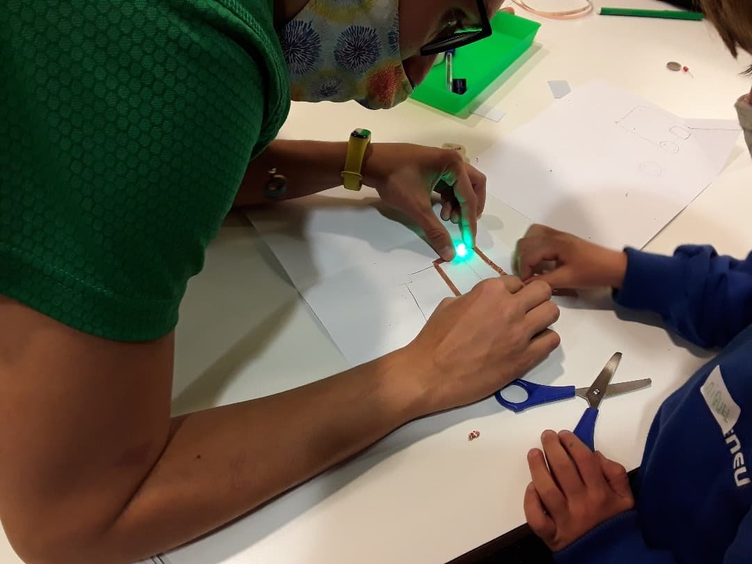 bibliosdespi's tweet photo. #Circuitsdepaper | Aquesta tarda hem experimentat amb els circuits elèctrics plans, aprenent sobre l'electricitat i els diferents components d'un circuit. #quèfemalesbiblios #bibliotequesXBM #bibliotequescat #bibliosdespí #SantJoanDespí #bibliolab #escuelab https://t.co/VnWD887P4o