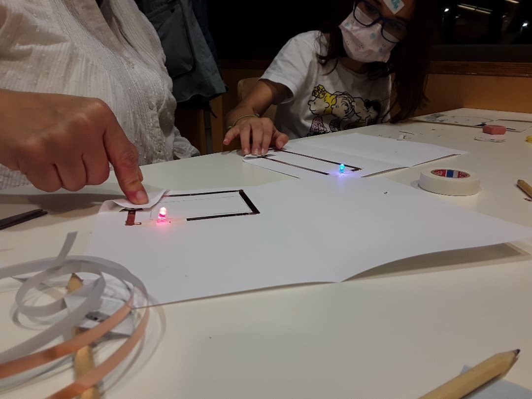 bibliosdespi's tweet photo. #Circuitsdepaper | Aquesta tarda hem experimentat amb els circuits elèctrics plans, aprenent sobre l'electricitat i els diferents components d'un circuit. #quèfemalesbiblios #bibliotequesXBM #bibliotequescat #bibliosdespí #SantJoanDespí #bibliolab #escuelab https://t.co/VnWD887P4o