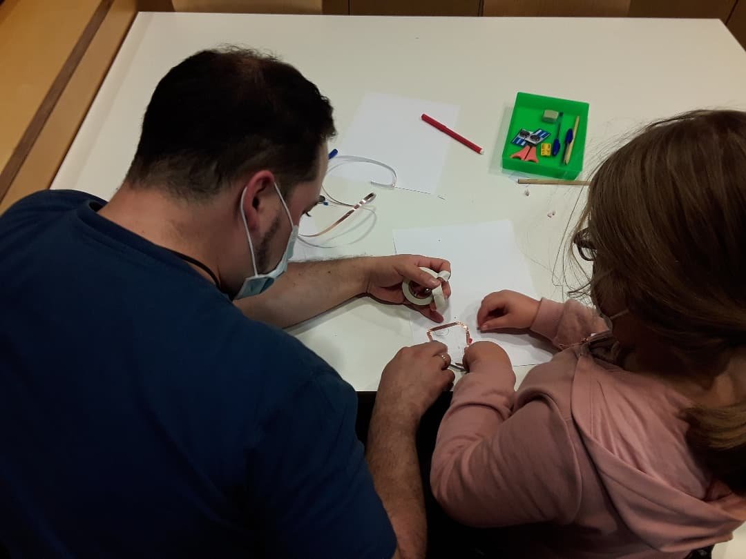 bibliosdespi's tweet photo. #Circuitsdepaper | Aquesta tarda hem experimentat amb els circuits elèctrics plans, aprenent sobre l'electricitat i els diferents components d'un circuit. #quèfemalesbiblios #bibliotequesXBM #bibliotequescat #bibliosdespí #SantJoanDespí #bibliolab #escuelab https://t.co/VnWD887P4o