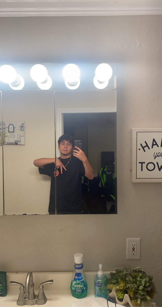 alexisrubiooo's tweet photo. #tamufollowtrain

Howdy

- Tamu ‘Idek anymore 
- professional Twitter user 
- Screwston, Tx 
- Pmo on some new music 😩
- 🧍‍♂️🧍‍♂️🧍‍♂️ https://t.co/Alup15ILBY
