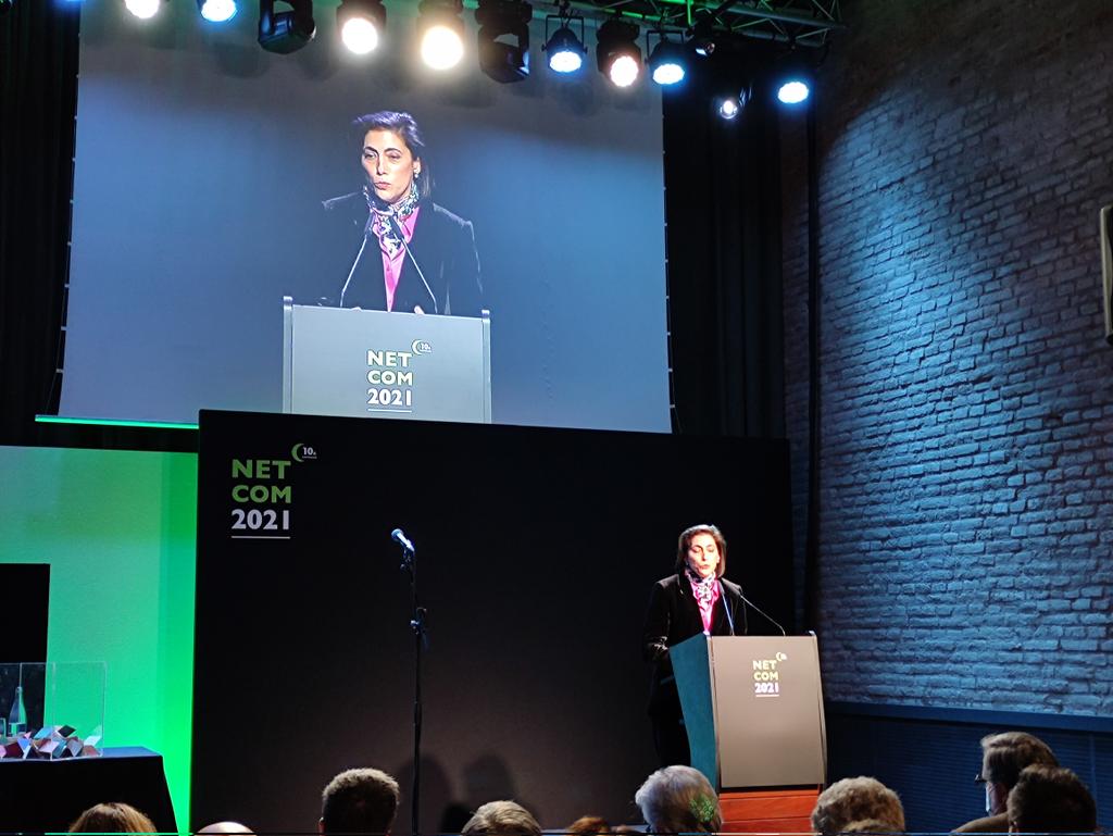Dircomcat's tweet photo. L'actor @plaza_pep passa la paraula a la presidenta de @dircomcat, @MartinezGistau.
🗣️ "Ens retrobem novament en persona després de
l’edició telemàtica de #Netcom2020 amb @realBobWoodward. Moltes gràcies, @SegarraFede, per cedir-nos un cop més casa vostra."
#Netcom2021 https://t.co/qQNaWaCNBW