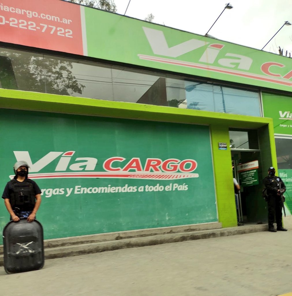 danitapia89's tweet photo. #AHORA Fuerte operativo de la policía de la provincia y el CIF en #ViaCargo. Trabajan en encomiendas aparentemente con drogas https://t.co/x9s1t1Z4yF