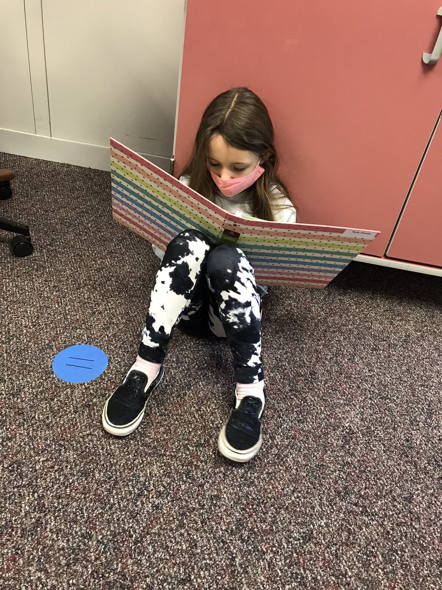 TeacherPieroni's tweet photo. Read to Self time! A comfy spot we love,  headphones,  to knock out distractions, whisper phones to hear ourself read, and book choice for interest are just a few strategies we enjoy during this time! #HHhappy https://t.co/VF8W384WUG
