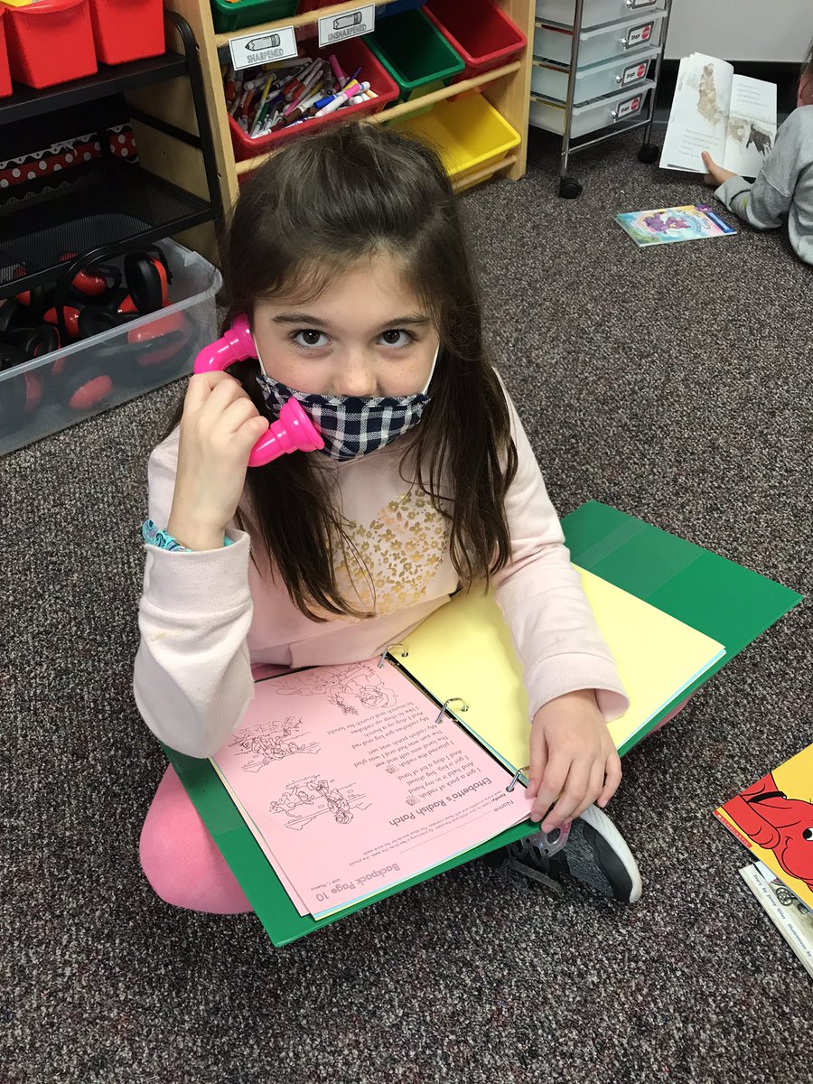 TeacherPieroni's tweet photo. Read to Self time! A comfy spot we love,  headphones,  to knock out distractions, whisper phones to hear ourself read, and book choice for interest are just a few strategies we enjoy during this time! #HHhappy https://t.co/VF8W384WUG