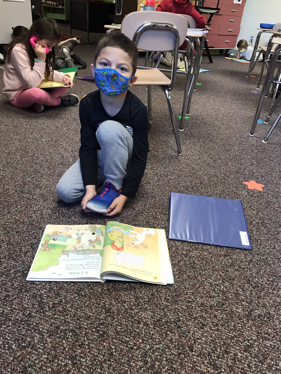 TeacherPieroni's tweet photo. Read to Self time! A comfy spot we love,  headphones,  to knock out distractions, whisper phones to hear ourself read, and book choice for interest are just a few strategies we enjoy during this time! #HHhappy https://t.co/VF8W384WUG