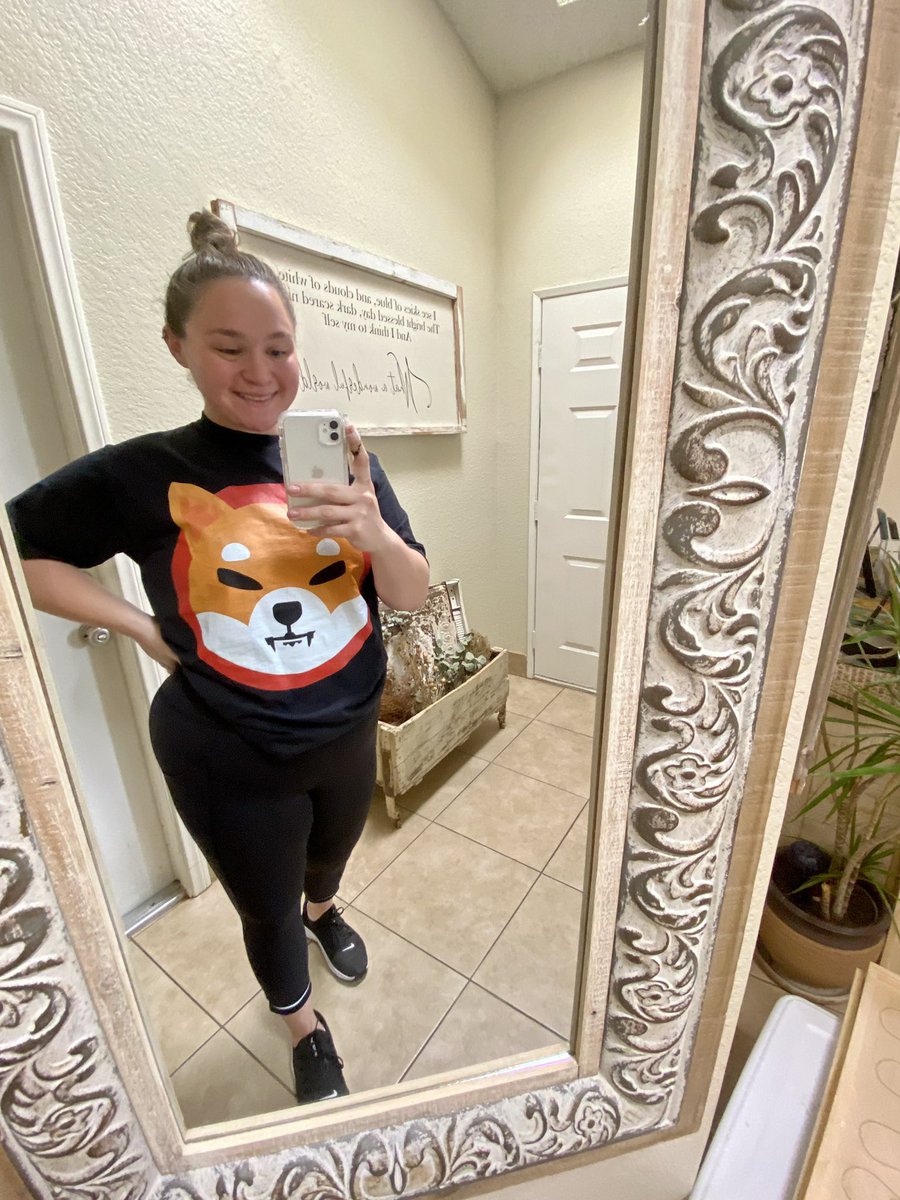 alex_block14's tweet photo. I had to wear my $shib shirt to the gym 🤩 #SHIB #SHIBARMY #ShibaArmy #ShibainuCoin #obsessed https://t.co/KEyEsia8I1
