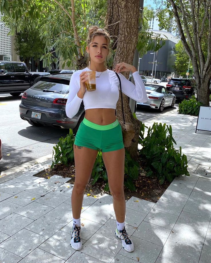 ReneeEstellaRP's tweet photo. Ich gehe gerade zum Fitness Studio, dort angekommen gehe ich zur Umkleide und ich bemerke schon die ganzen gierige Blicke.
Ich lasse mir nix anmerken und gehe einfach weiter, ziehe meine Sportsachen an und fange an mich aufzuwärmen bis mich jemand anspricht.
#OPRP #GERRP https://t.co/mJF1eBnaSf