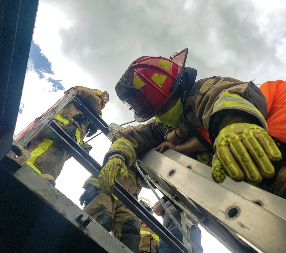 Con la finalidad de seguir brindando un servicio eficaz, el H. Cuerpo de Bomberos participó en los talleres de materiales peligrosos, incendios hoteleros y rescate vertical, en la 1er Academia Latinoamericana del Caribe organizada en #ParadisusCancún.
#RenovamosParaCrecer